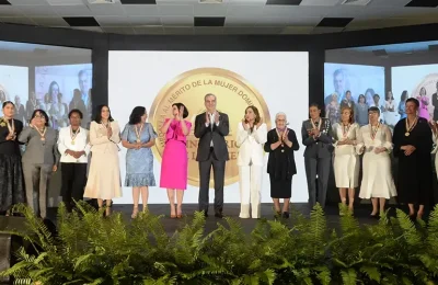mujeres y abinader 11 jpg (1)